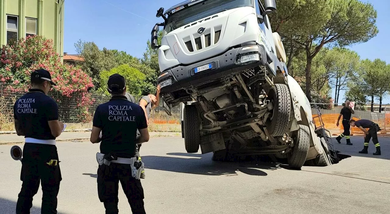 Allarme buche a Roma: betoniera inghiottita da una voragine mentre ne stava sistemando un'altra