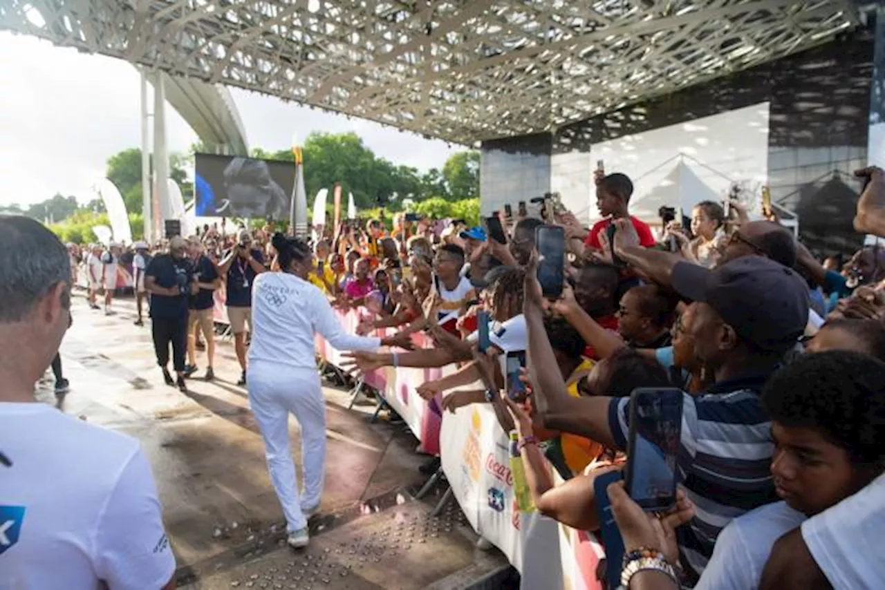 « Comme un vaisseau spatial qui atterrit », Marie-Jo Pérec électrise la Guadeloupe avec la flamme olympique