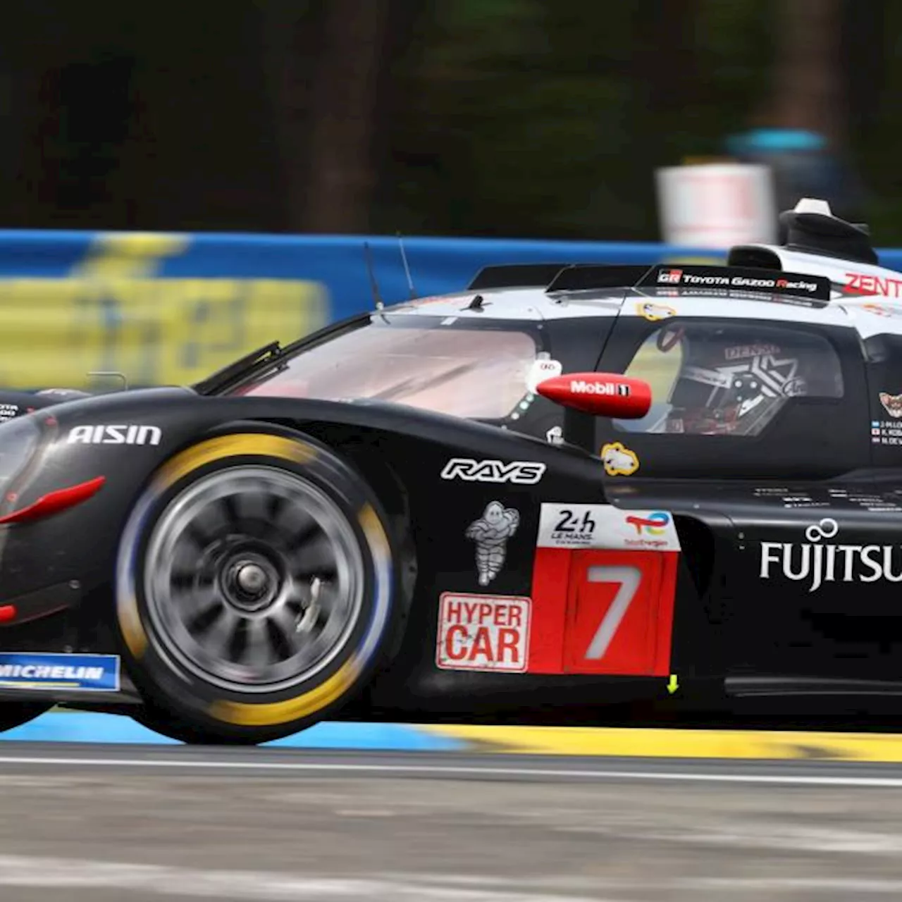 Une Ferrari devant au warm-up des 24 Heures du Mans, une Toyota dehors