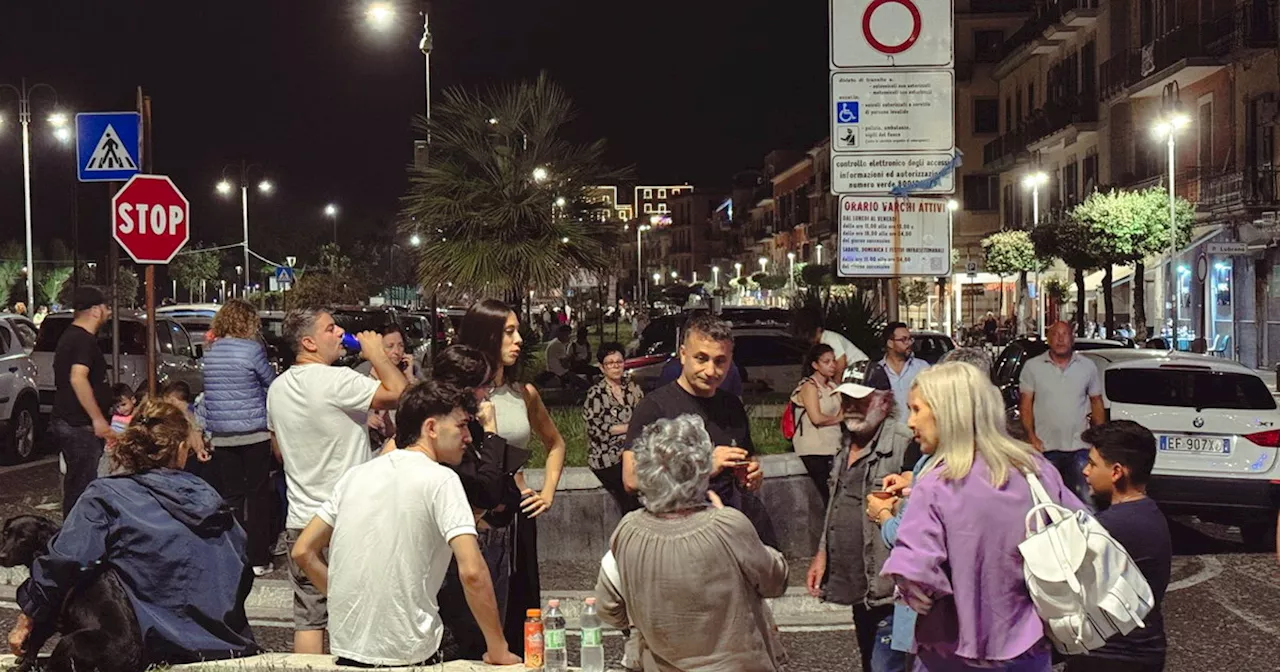 Campi Flegrei, fuga di massa in 72 ore: tutto pronto per l&#039;allerta rossa