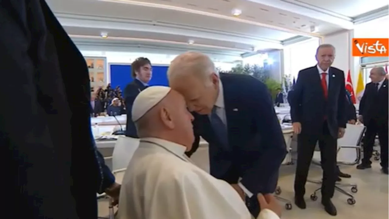 Joe Biden al G7, &#034;testa a testa con il Papa&#034;. E la domanda balbettante