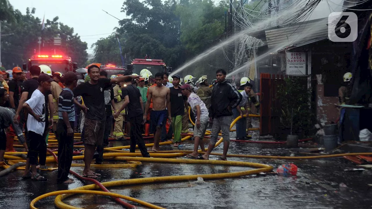 Basemen Gedung Graha CIMB Kebakaran, 70 Personel Pemadam Diterjunkan