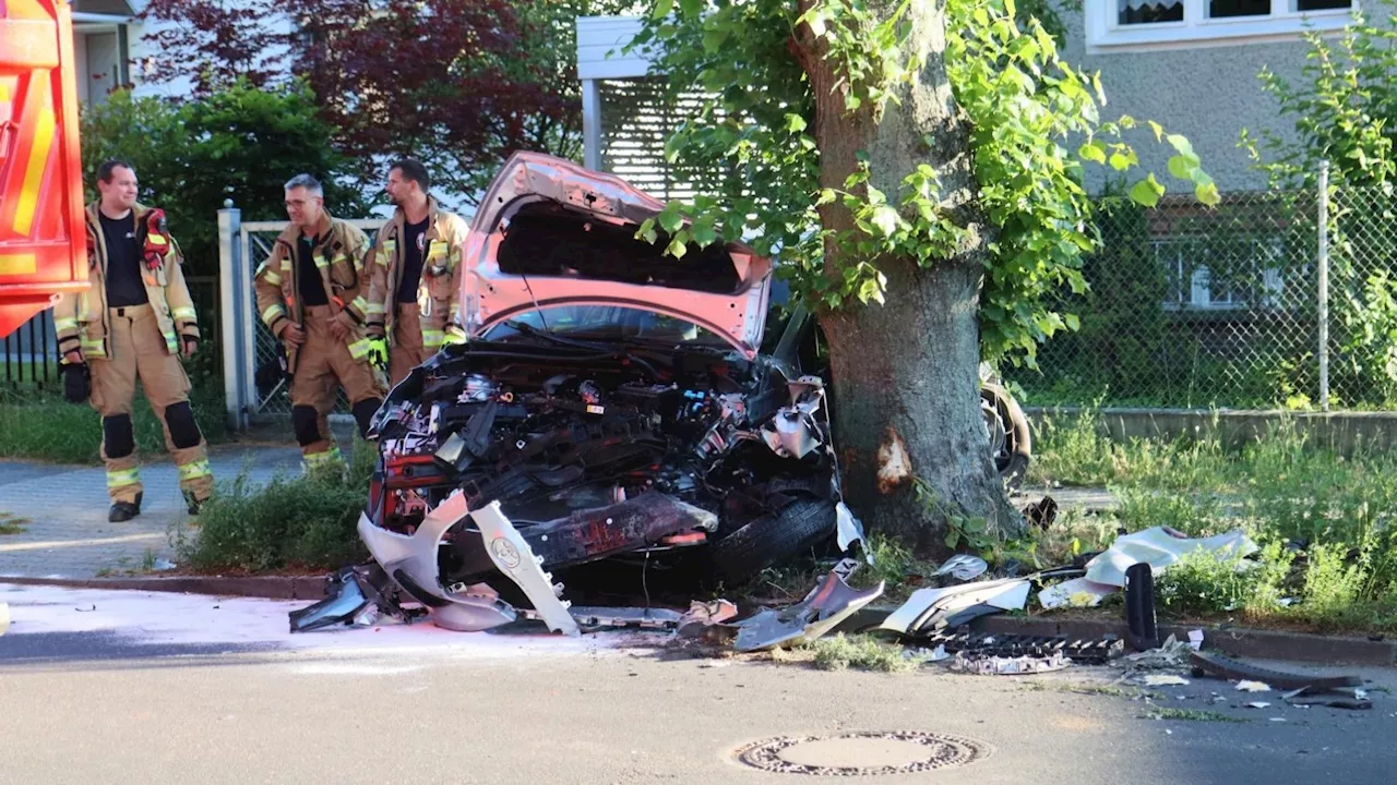 Trümmerfeld nach heftigem Crash in Altglienicke