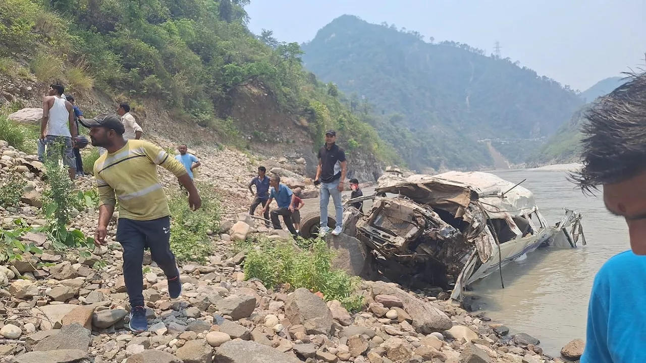 रुद्रप्रयाग में बद्रीनाथ हाइवे पर दर्दनाक हादसा, अलकनंदा नदी में गिरा टेम्पो ट्रैवलर, आठ की मौत, 9 लोग घायल