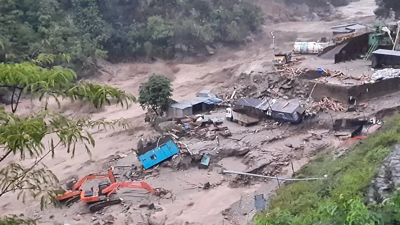 सिक्किम में भारी बारिश के बाद भूस्खलन, अब तक 9 लोगों की मौत, सैकड़ों पर्यटक फंसे