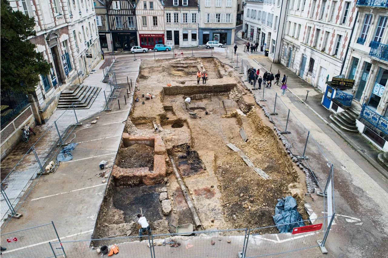 Archaeologists Uncover Roman Babies' Necropolis Under Modern Town Square