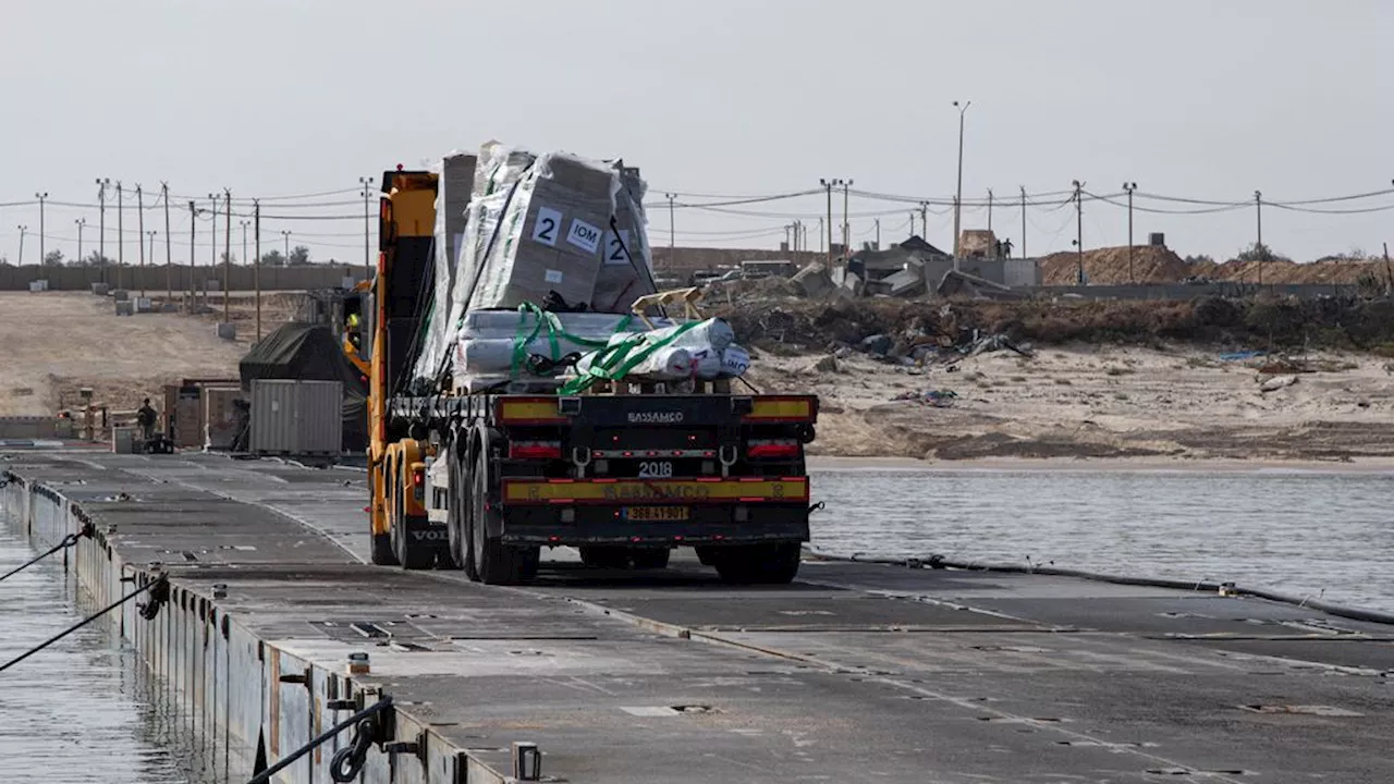 Bemanning stuurloos Grieks schip in Rode Zee gered • Pier voor kust Gaza weggehaald vanwege slecht weer