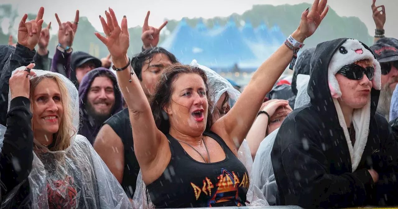 Huge gallery of Download crowd pictures as thousands brave rain