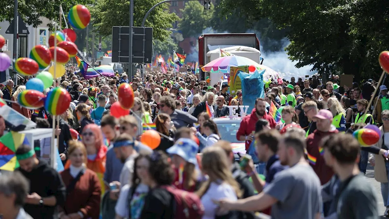 Niedersachsen & Bremen: Mehr als 10.000 Menschen bei CSD in Oldenburg