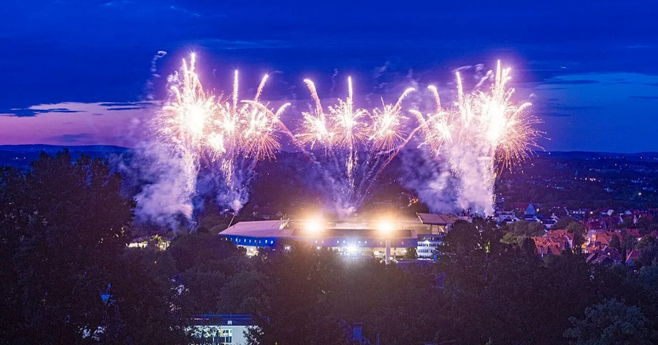 Großes Feuerwerk beendet Casper-Konzert in der Bielefelder Schüco-Arena