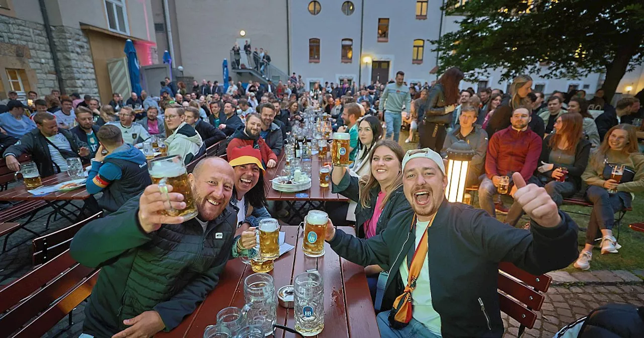 Start der Fußball-EM: Jubelstimmung beim Public Viewing in Bielefeld