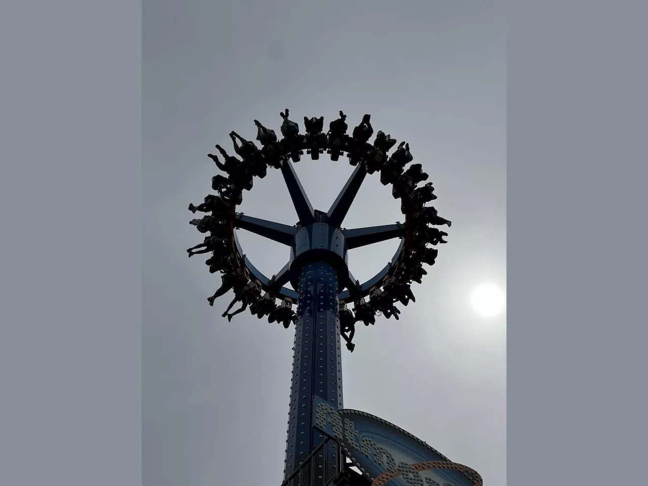 More than 2 dozen people stuck dangling upside down on ‘AtmosFEAR’ ride