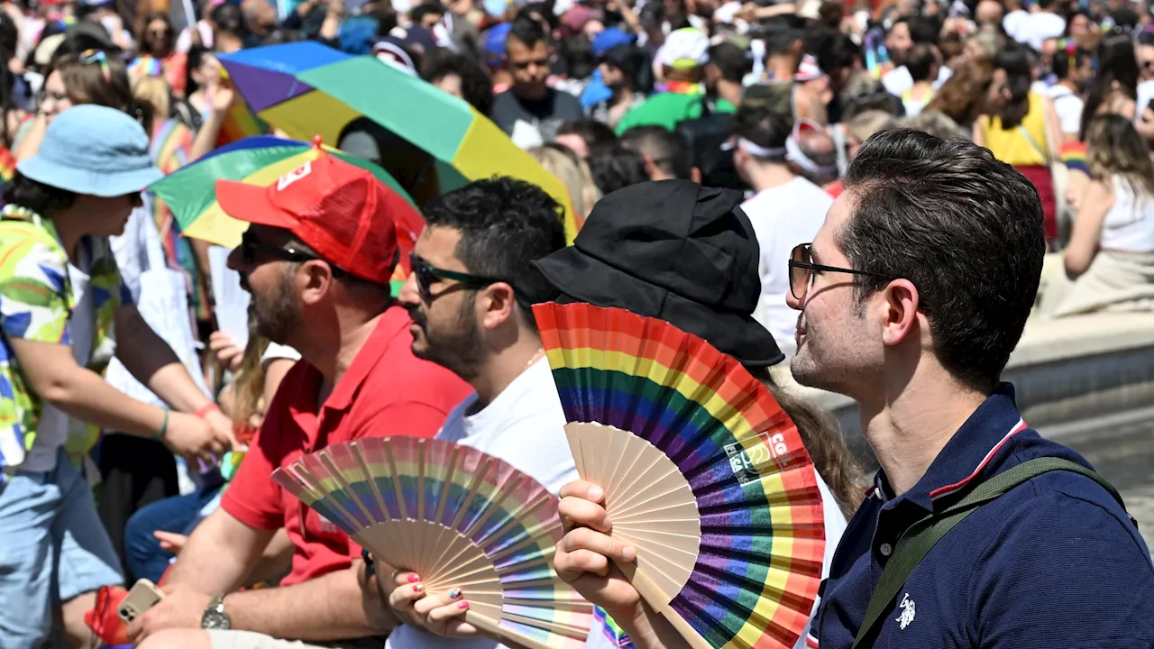 El Orgullo llena las calles de Roma en una marcha reivindicativa con protestas contra Meloni