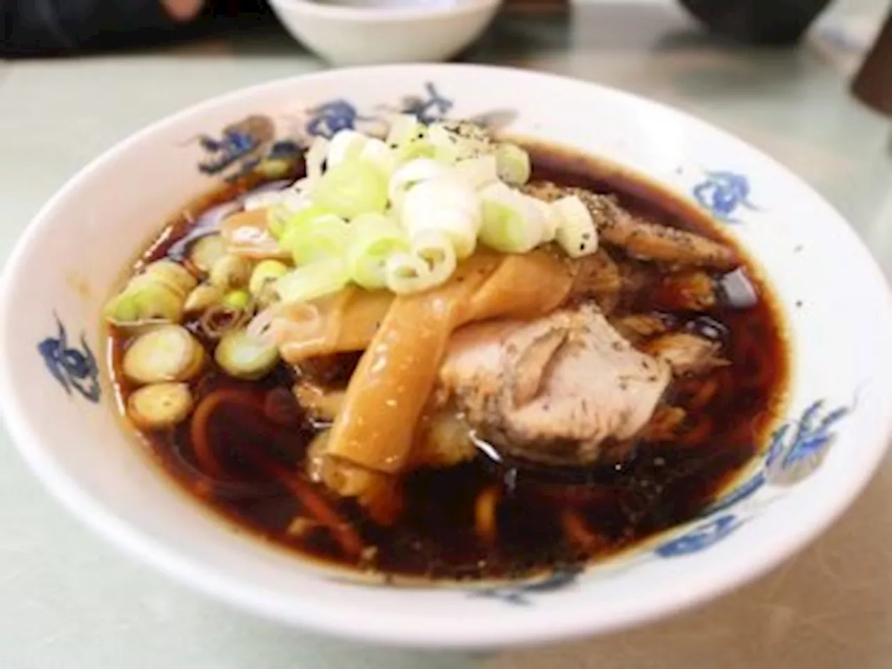 真っ黒な「富山ブラックラーメン」はいかにして誕生したのか。北陸屈指の個性派ラーメンの発祥の秘密に迫る（2024年6月16日）｜BIGLOBEニュース