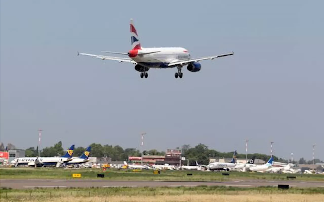 Sciopero degli aeroporti a Bologna e Napoli: orari e voli cancellati