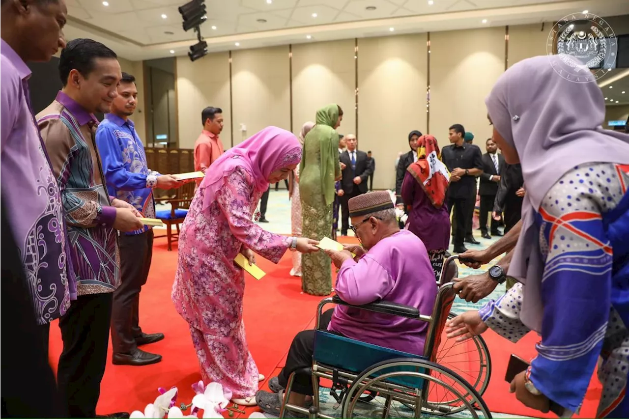 Queen presents Aidiladha donations