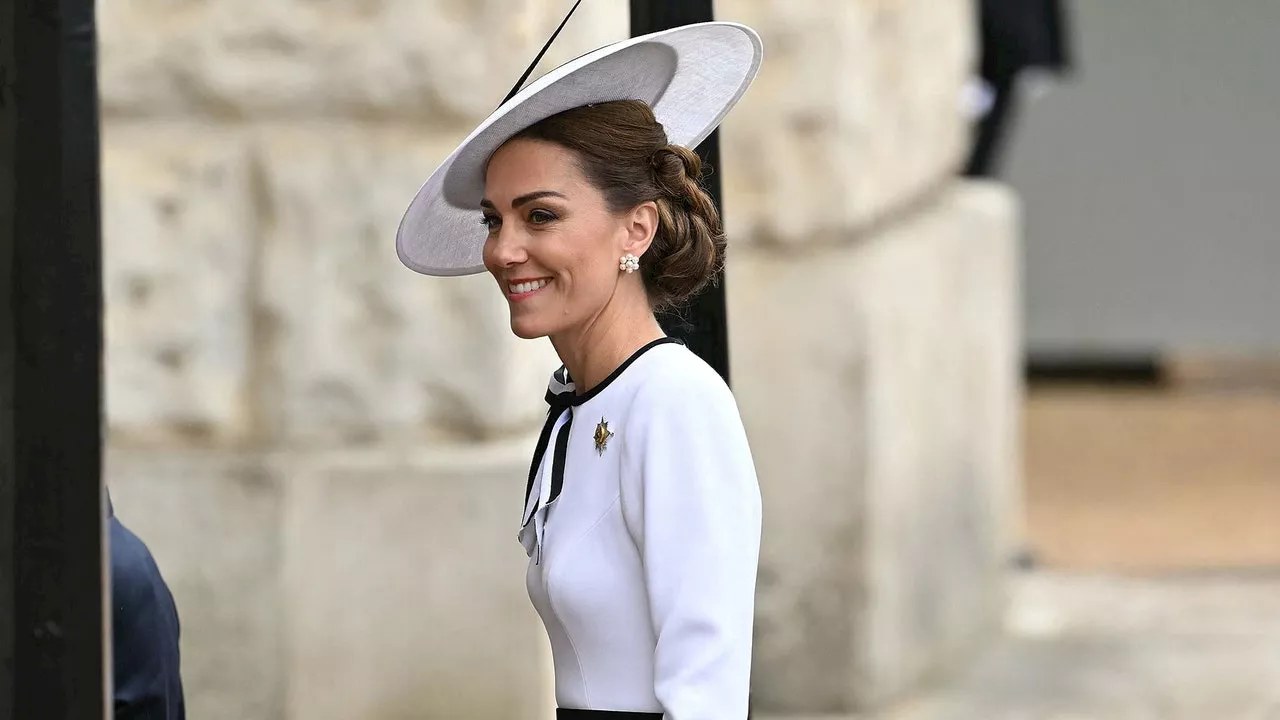 Kate Middleton reaparece en el Trooping the Colour 2024 con vestido blanco, zapatos de tacón pumps y sombrero de ala ancha