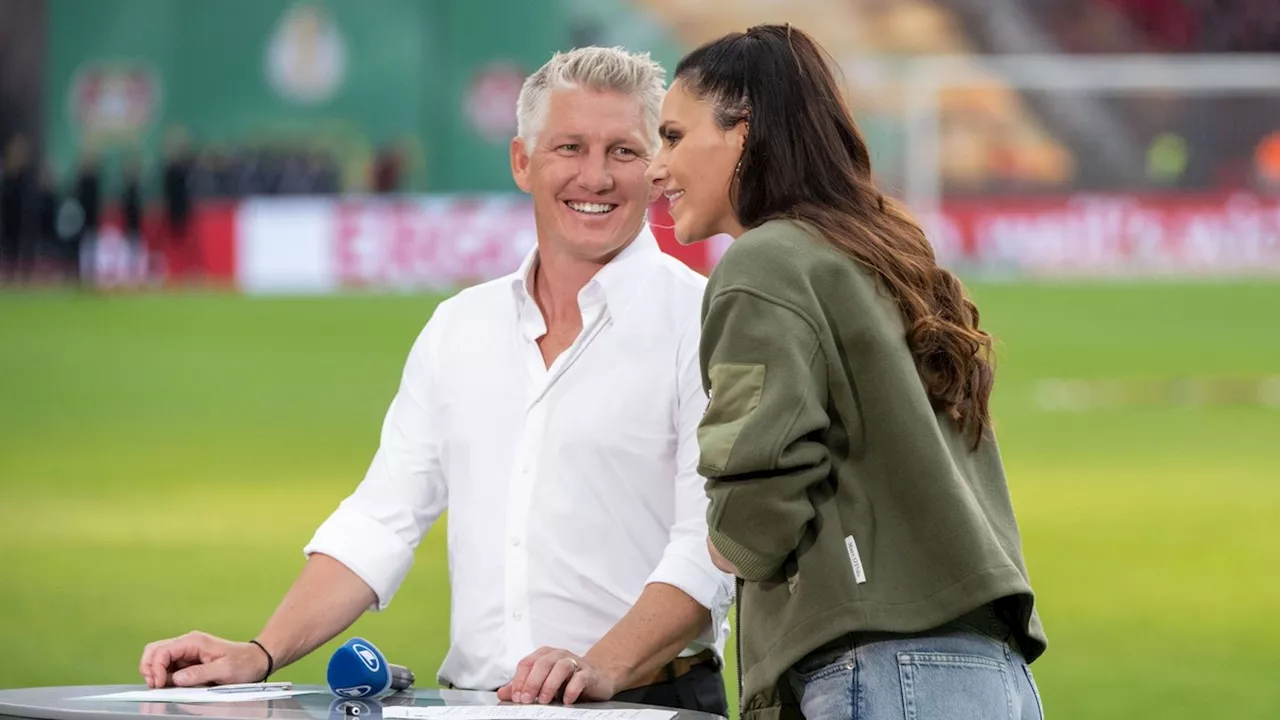 EM 2024: Bastian Schweinsteiger mit anzüglicher Geste gegenüber Esther Sedlaczek