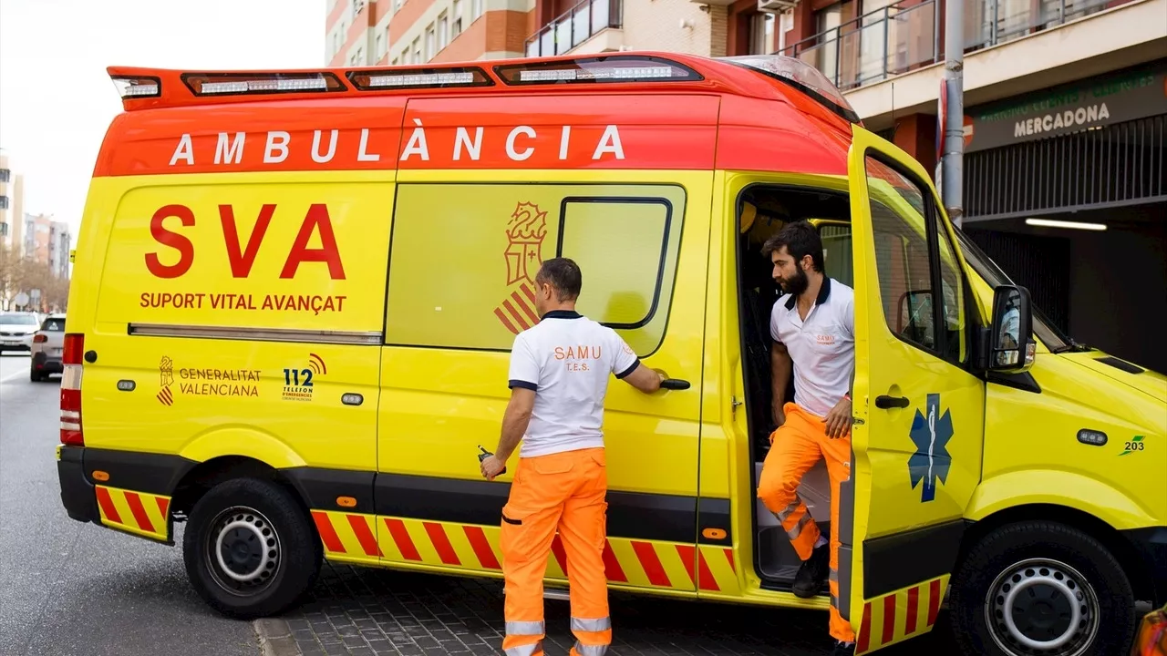 Muere un joven al ser aplastado por un coche que tenía elevado con un gato en Requena, Valencia