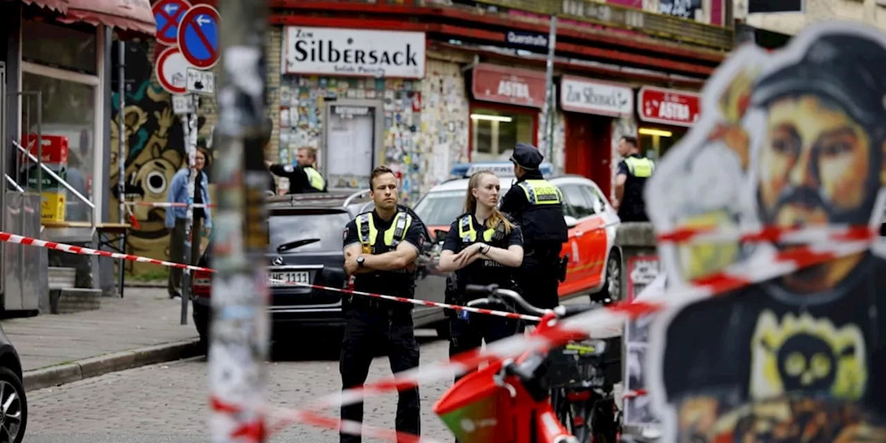 La Policía dispara en Hamburgo a un hombre armado con un pico y un artefacto incendiario poco antes del par...