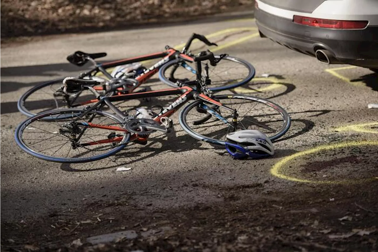 In ritardo alla messa, anziana travolge in auto contromano tre ciclisti