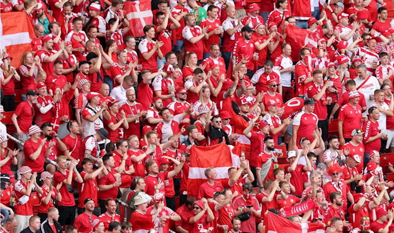 Tifosi della Danimarca prima della partita con la Slovenia