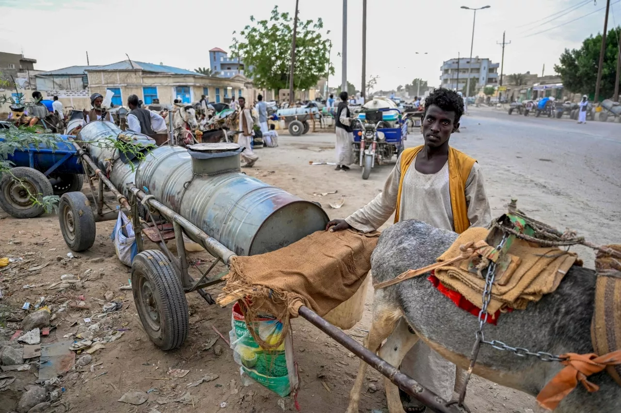 السودانيون يعانون نقصاً حاداً في مياه الشرب