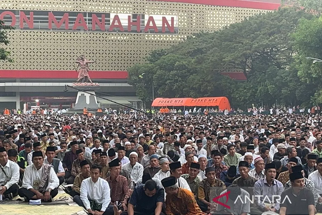 Jemaah MTA di Solo Salat Idul Adha di Manahan