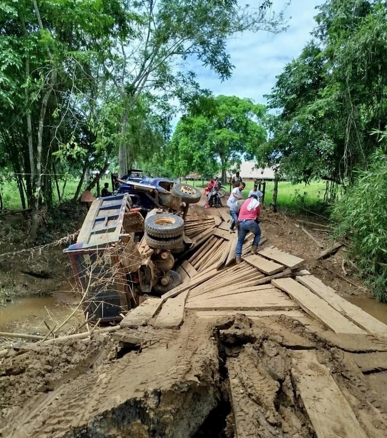 El colapso de dos puentes por las lluvias tiene veinte veredas afectadas en Necoclí