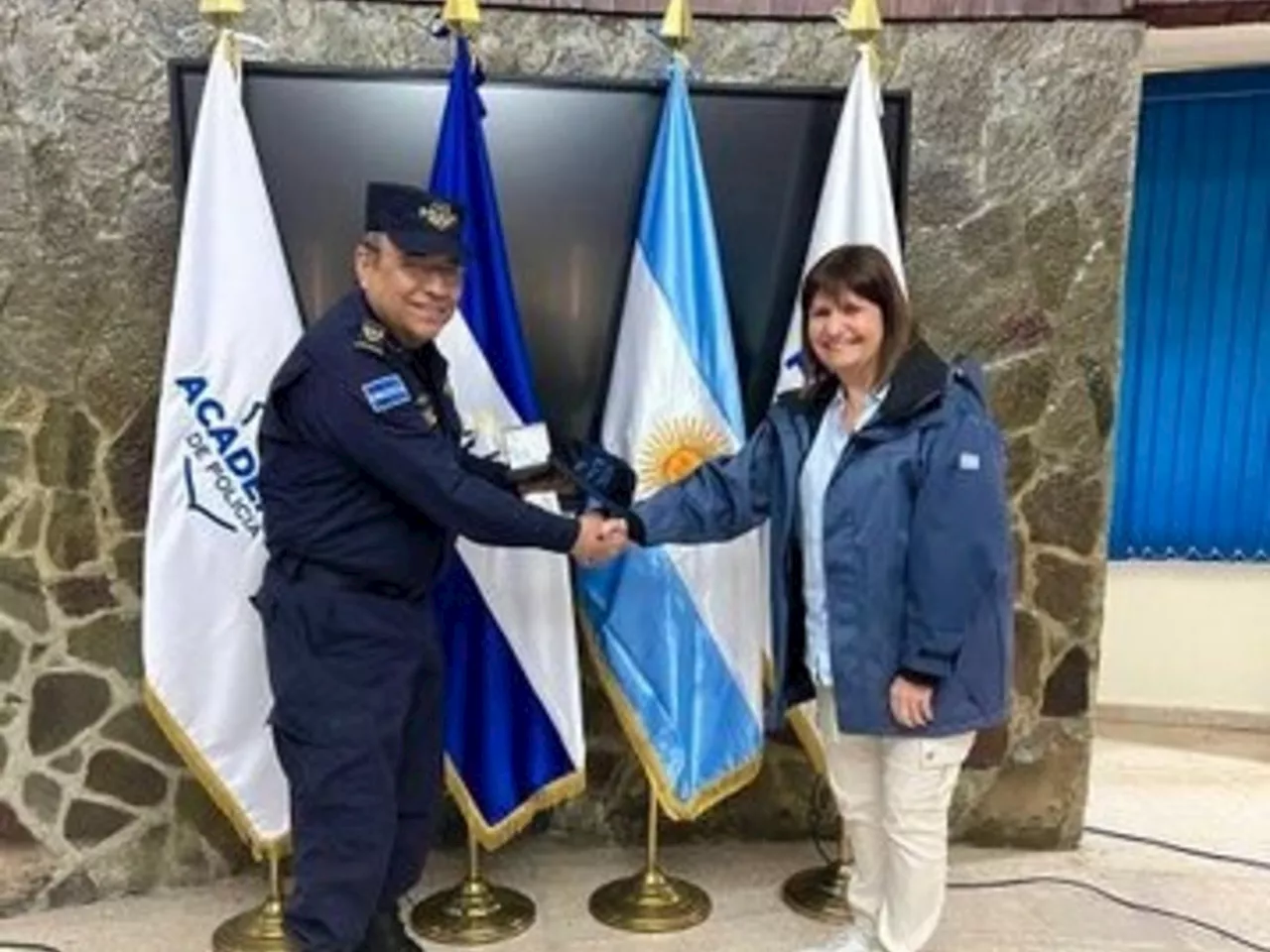 Patricia Bullrich llegó a El Salvador para reunirse con Bukele y visitar penales de máxima seguridad