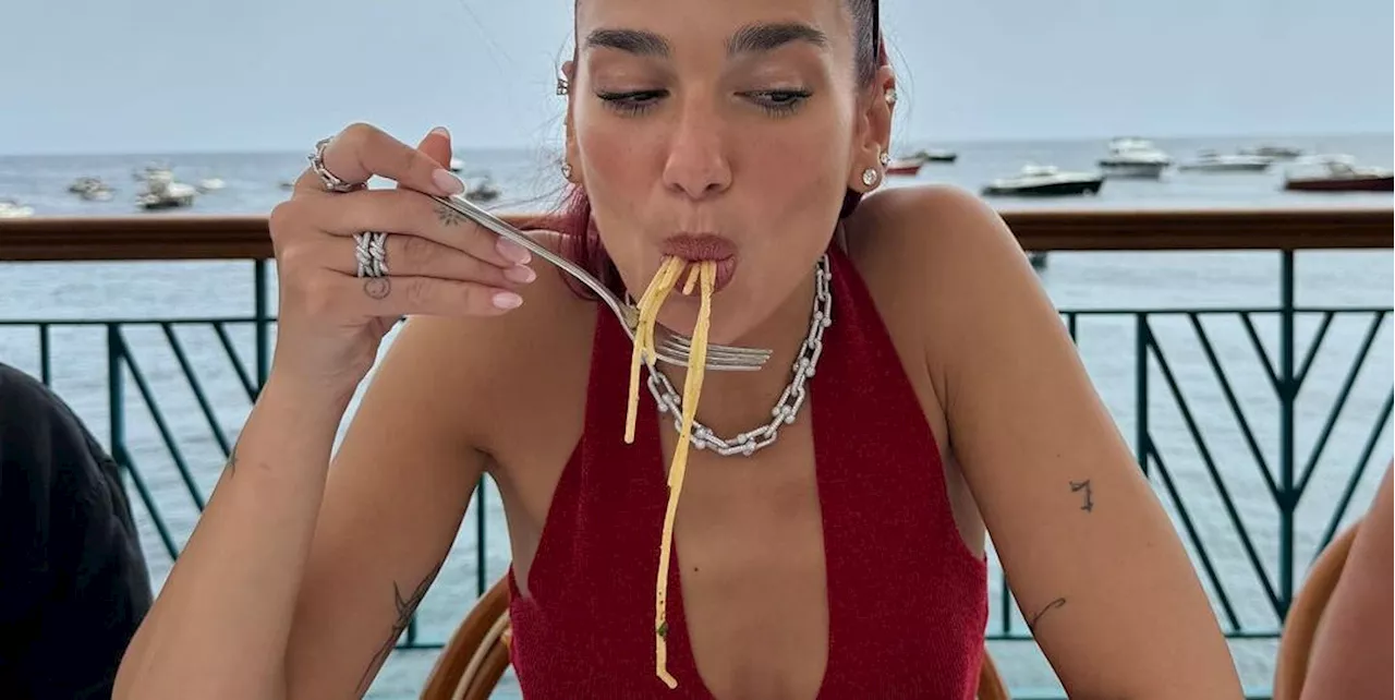 Rosso ciliegia, il top in maglia di Dua Lipa è perfetto