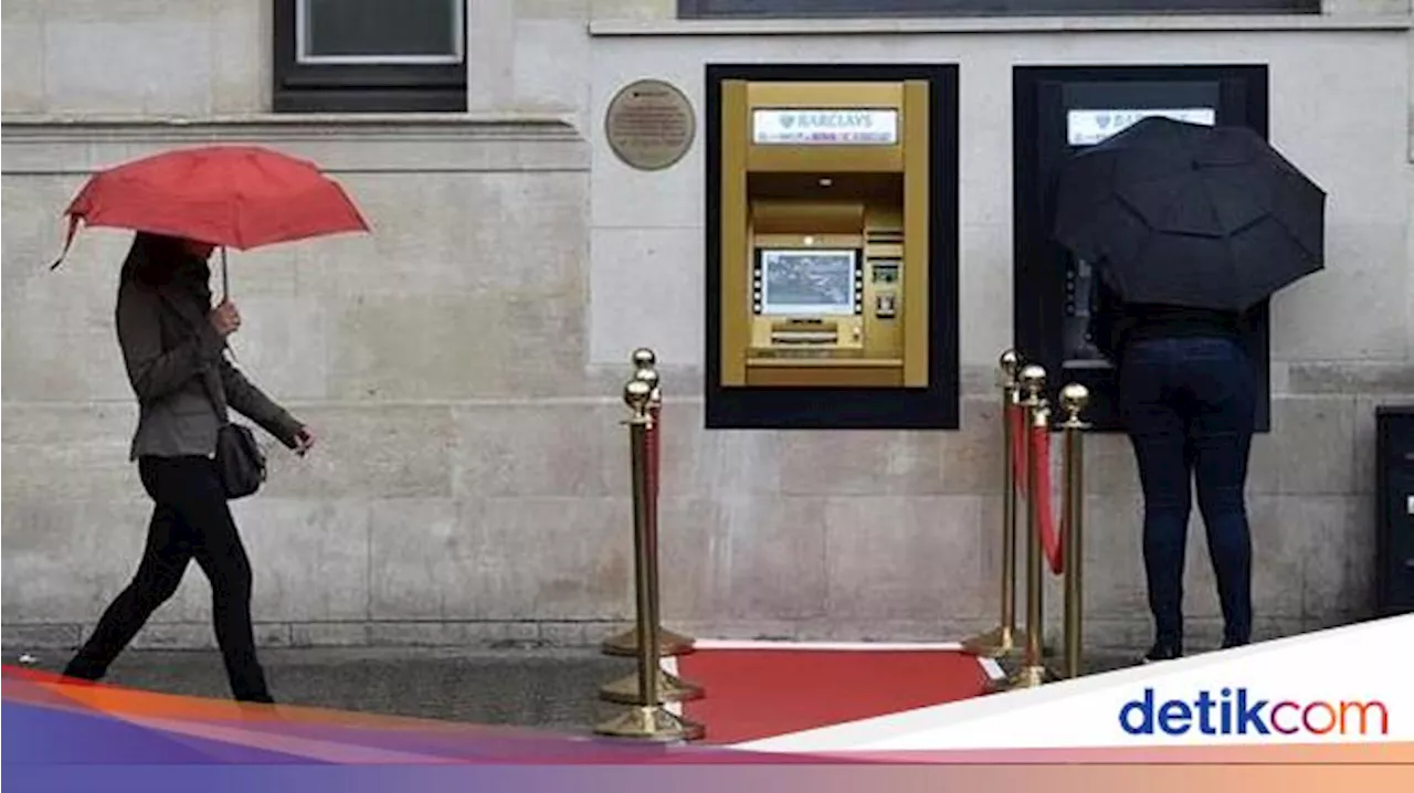 Sadar Nggak? Bank-bank di RI Mulai Kurangi Mesin ATM, Begini Datanya