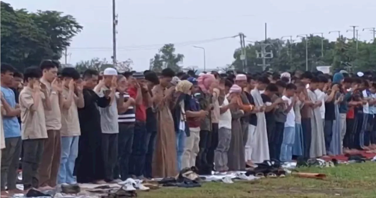 Muslims gather for Eid'l Adha prayers