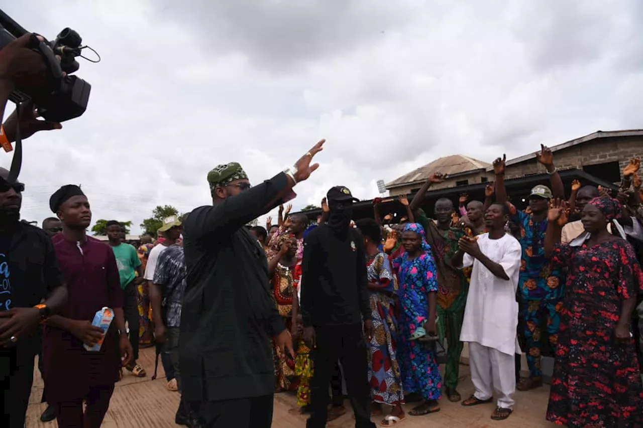 Eid-el Kabir: Kashamu continues father’s legacy, gifts 8000 cash, food items