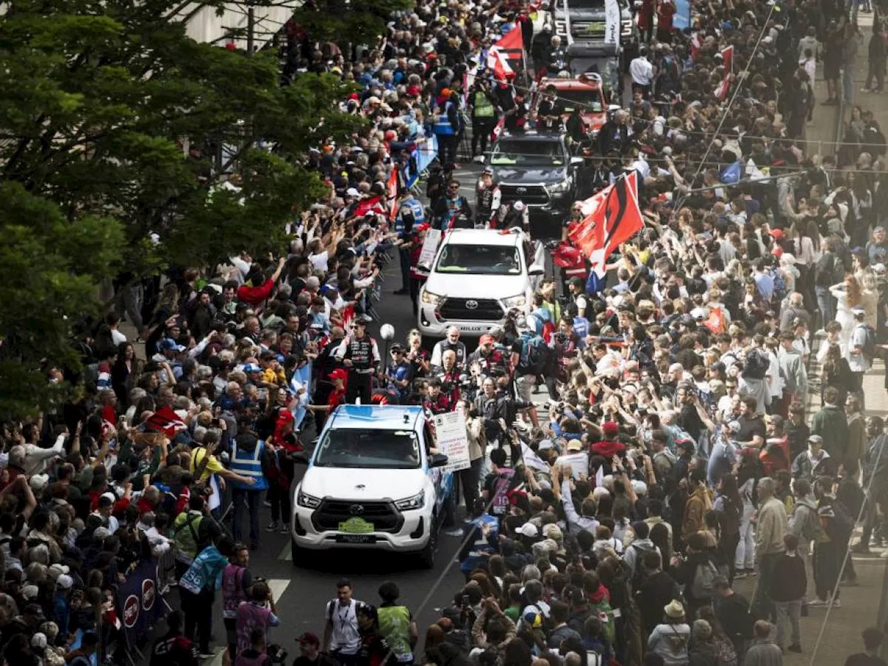 Le Mans 2024, i tifosi invadono la città per salutare i piloti