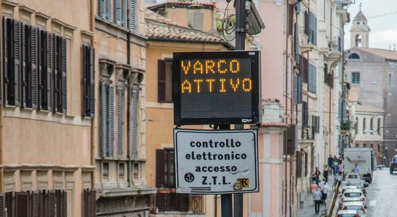 Roma, raddoppiati i furbetti che “bucano” la Ztl: e arrivano le denunce