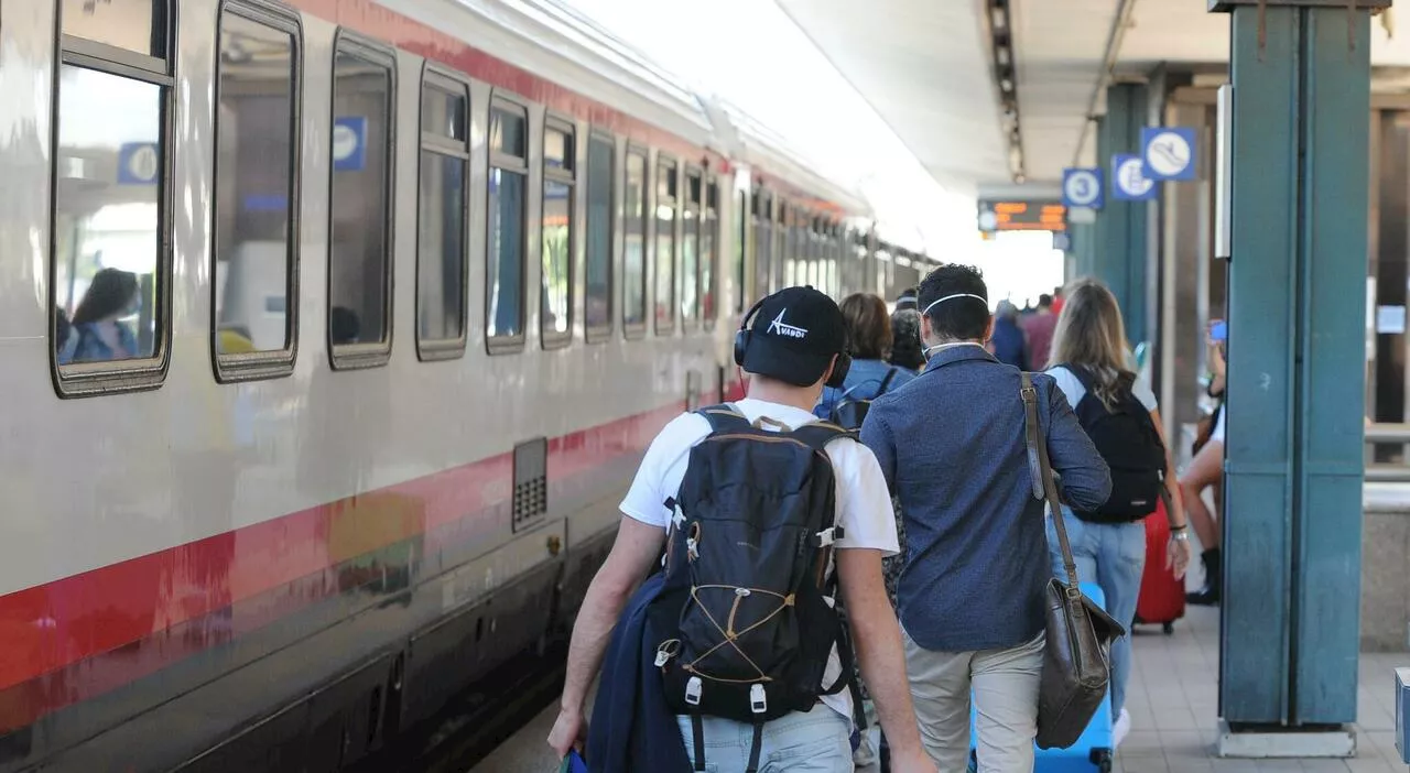 Sciopero treni, cancellazioni e ritardi fino a un'ora: la situazione. Disagi in Lombardia per lo stop Trenord