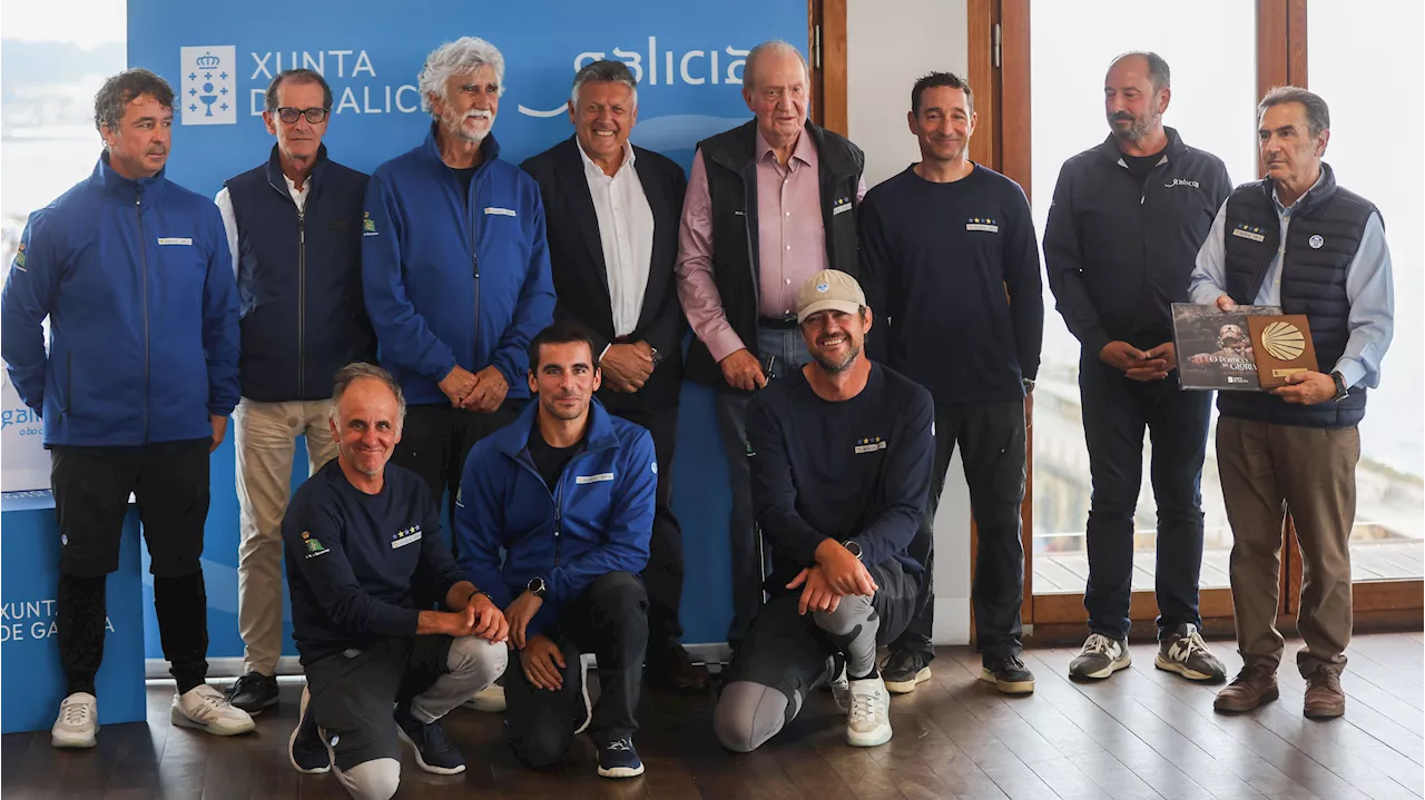 Juan Carlos I recoge el premio de la regata de Sanxenxo