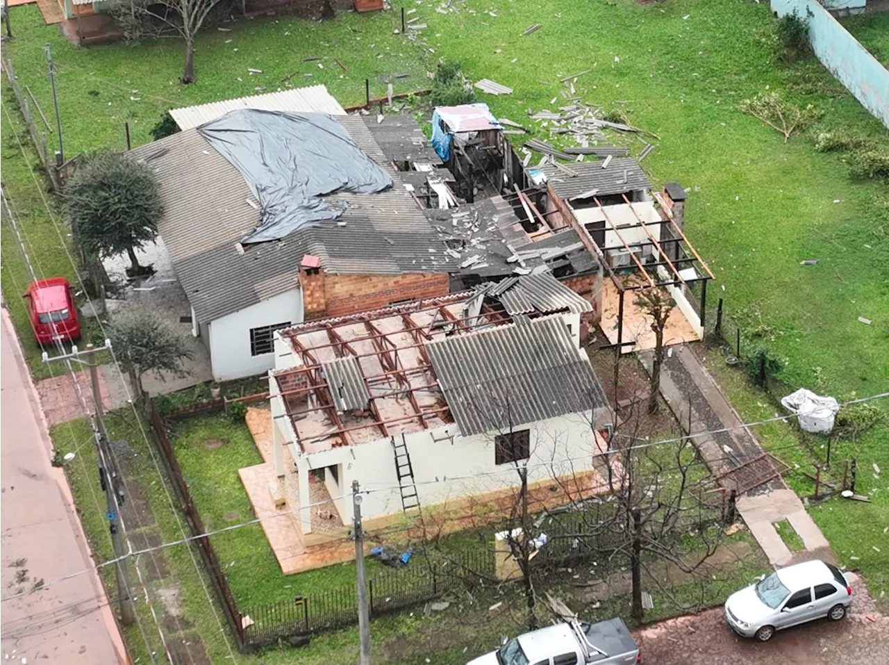 Chuvas no RS: tempestade causa microexplosão em São Luiz Gonzaga e mais de mil casas ficam destelhadas