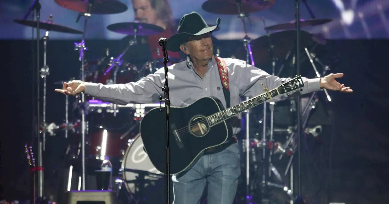 Country singer George Strait breaks the U.S. concert-crowd record