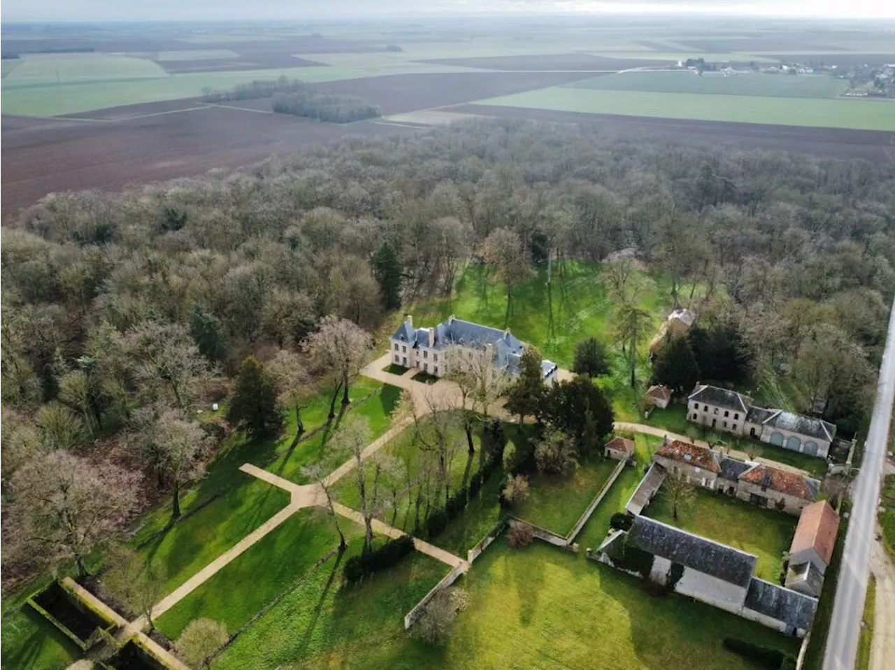 Essonne : cet élégant château des XVIII et XIXe siècle est à vendre