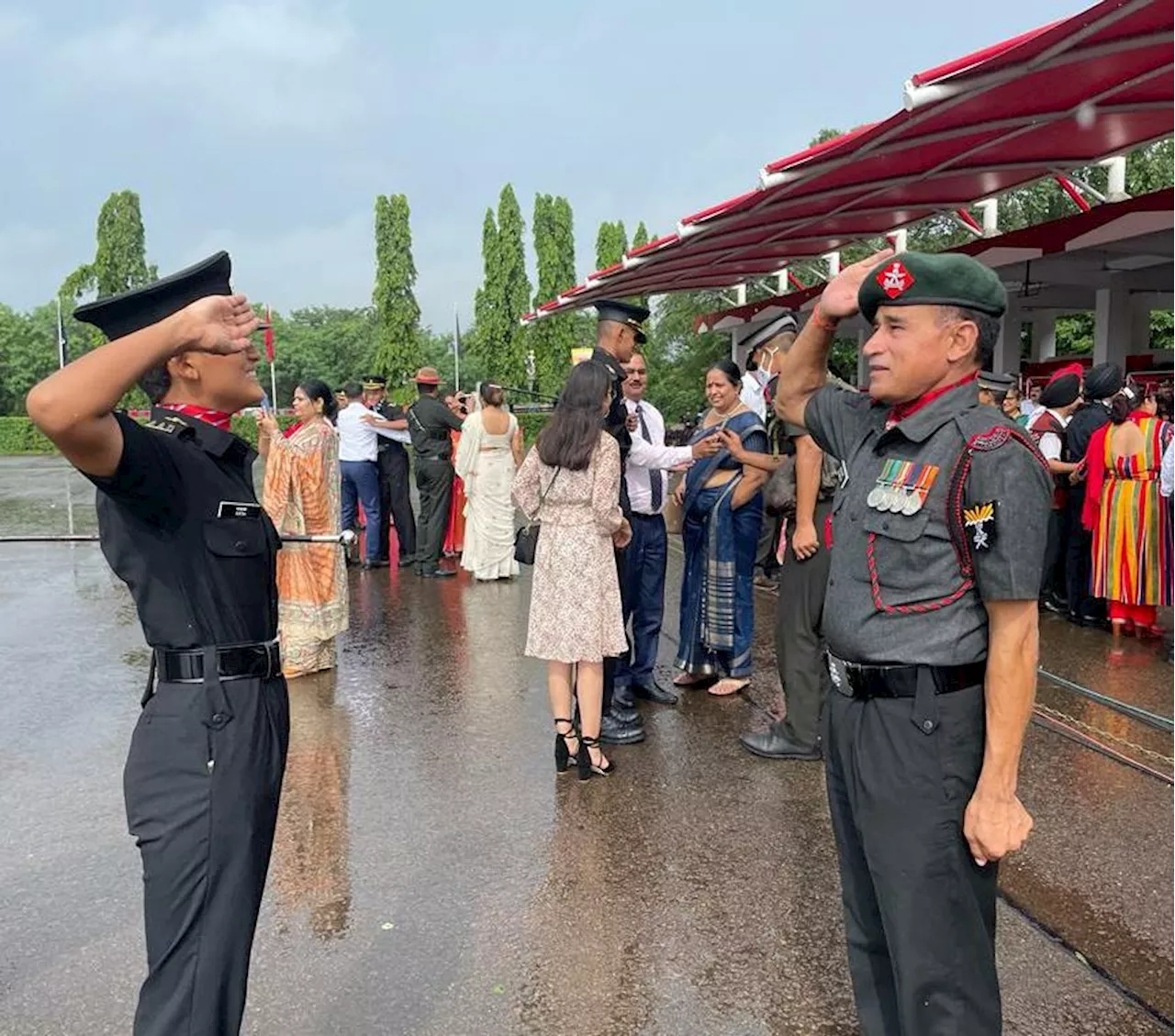 Father's Day: पुलिस अधिकारी बेटी को जब गर्वित पिता ने दी सलामी, आपका भी दिल जीत लेंगी ये वायरल तस्वीरें