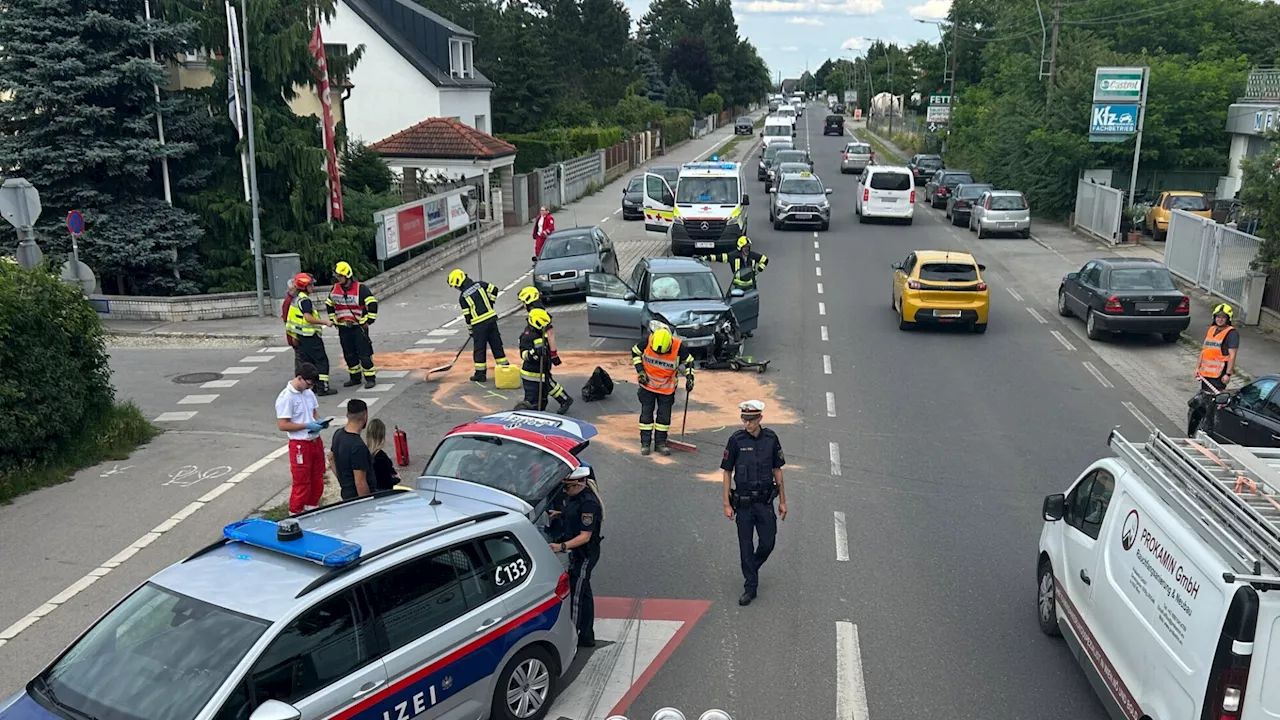 Drei Verletzte bei Unfall auf Strasshofer Hauptstraße