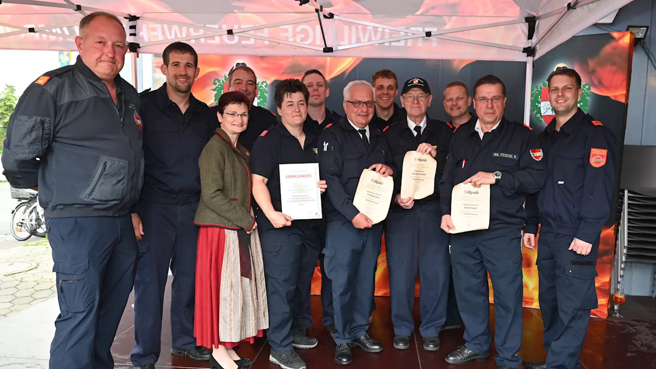 Gumpoldskirchen zeichnete treue Feuerwehrmitglieder aus