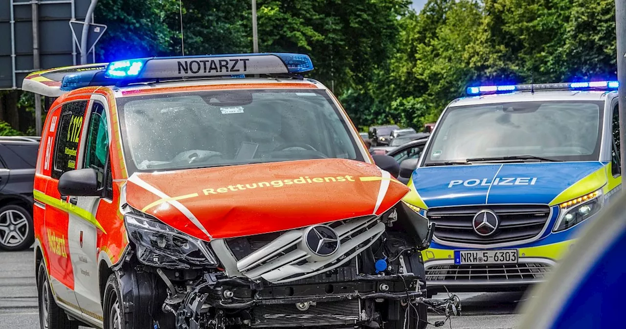 Unfall in Bielefeld: Ein Notarztwagen kollidiert mit einem Pkw, drei Personen verletzt