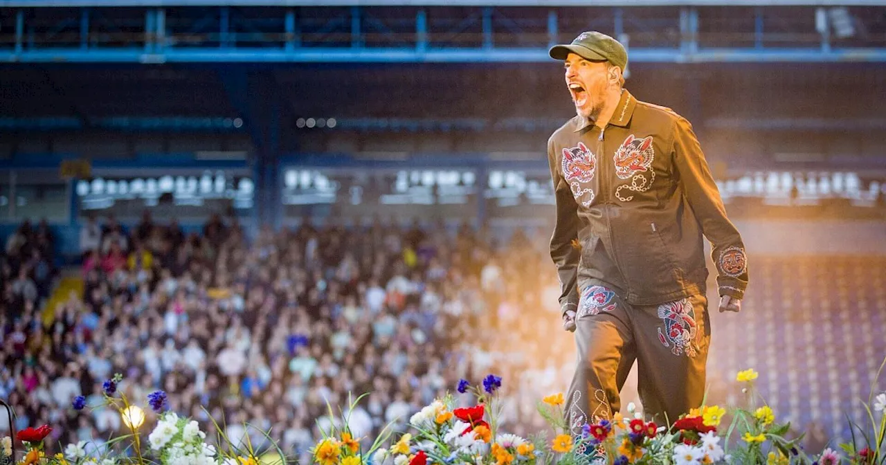 Viel Liebe und ein Blumenmeer für 28.000 Fans - das Bielefelder Casper-Konzert in Bildern