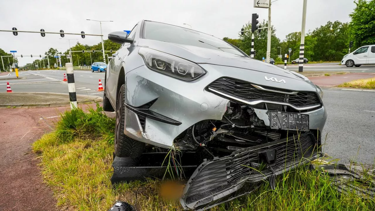 112-nieuws: auto vliegt uit de bocht • dak huis door brand verwoest