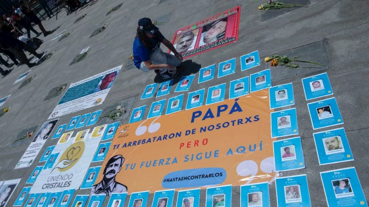 Familiares de víctimas de desaparición forzada conmemoran Día del Padre en Estela de Luz