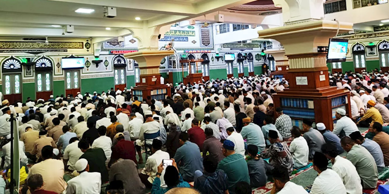 Gerimis, Salat Iduladha di Masjid Agung Al-Azhar Pindah ke Aula