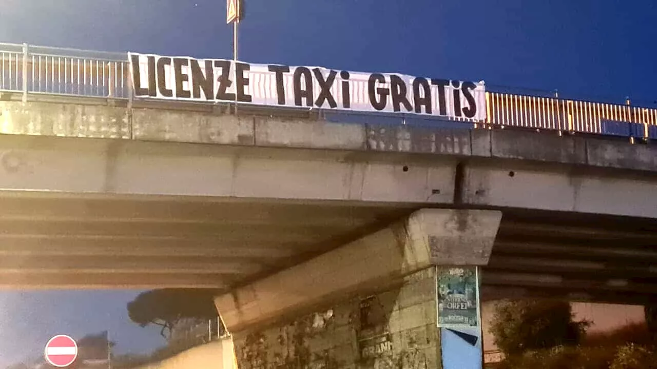 Bando taxi a Roma, spunta uno striscione per chiedere licenze gratuite per tutti